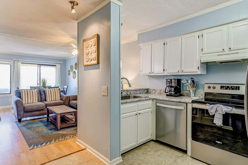 2-bedroom beachside condo with balcony, pools, & WiFi - near golf & beach