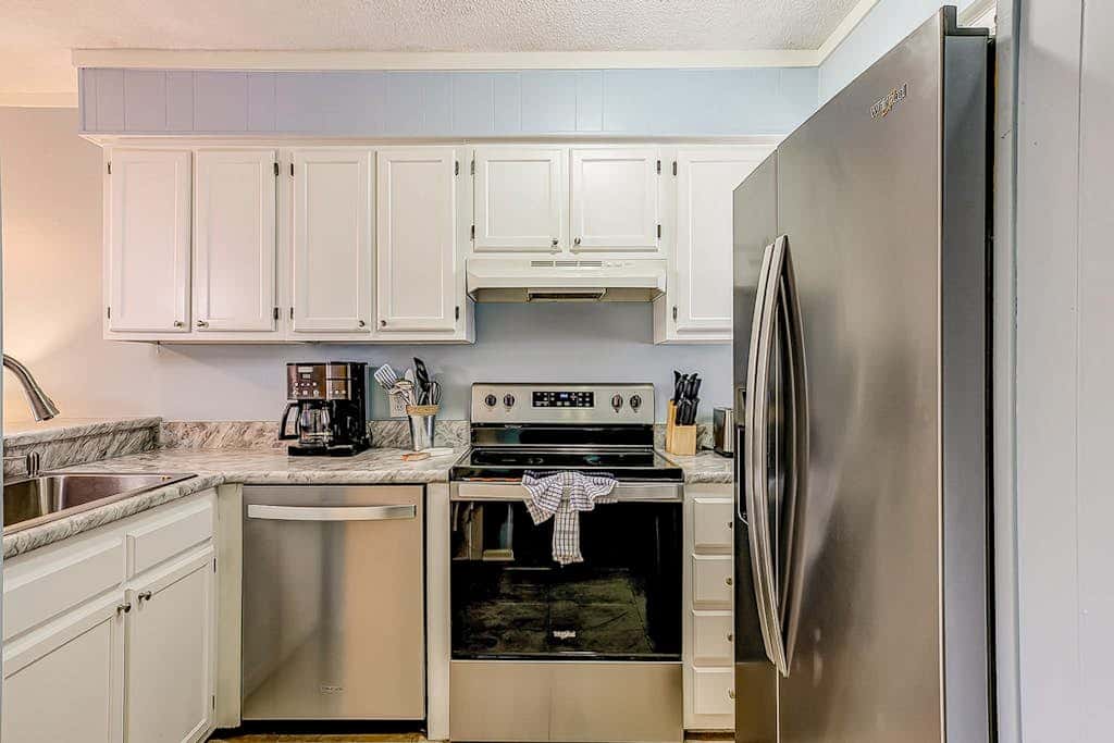 2-bedroom beachside condo with balcony, pools, & WiFi - near golf & beach