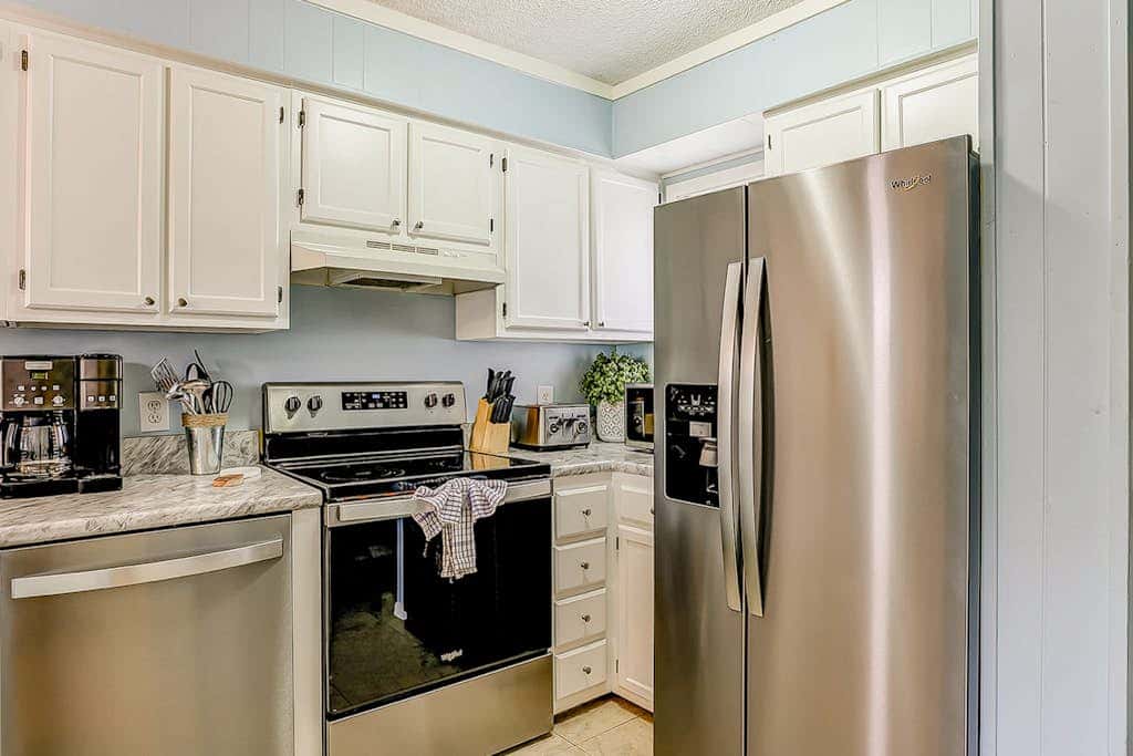 2-bedroom beachside condo with balcony, pools, & WiFi - near golf & beach