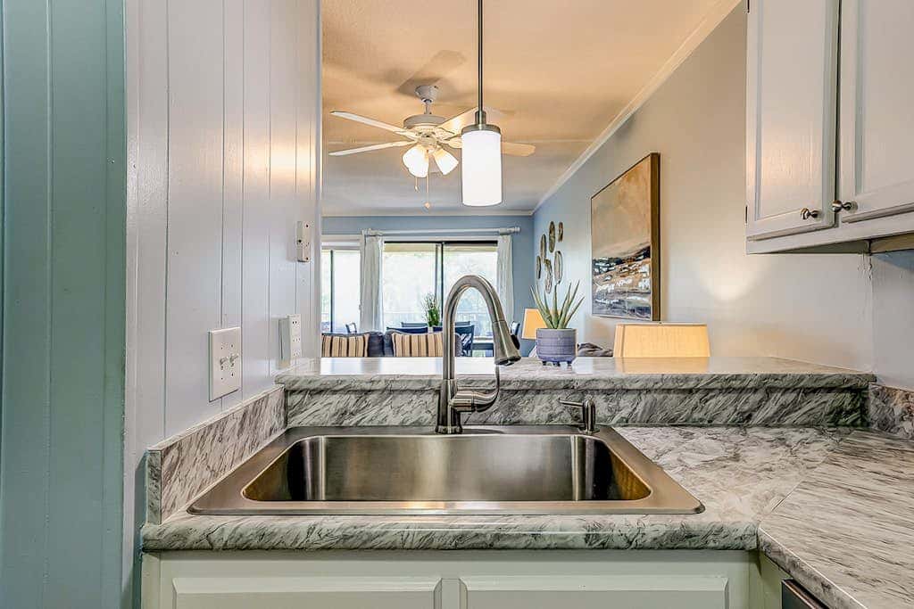 2-bedroom beachside condo with balcony, pools, & WiFi - near golf & beach