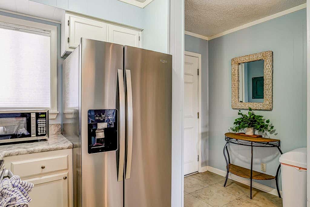 2-bedroom beachside condo with balcony, pools, & WiFi - near golf & beach