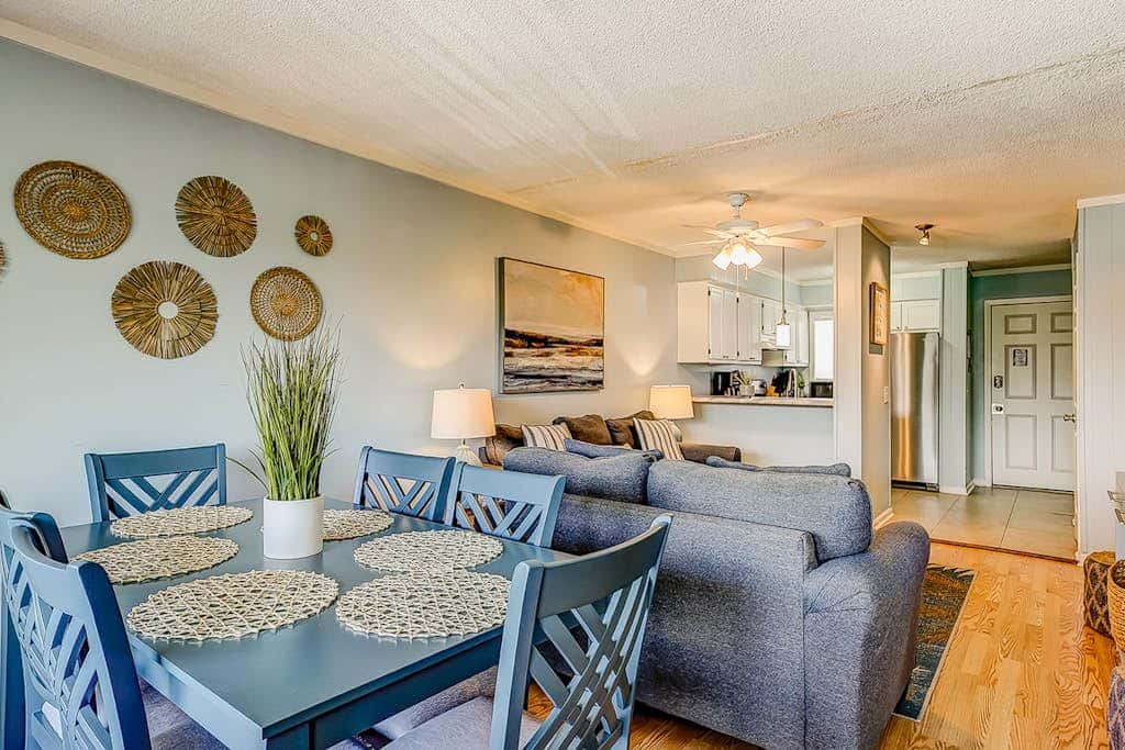 2-bedroom beachside condo with balcony, pools, & WiFi - near golf & beach