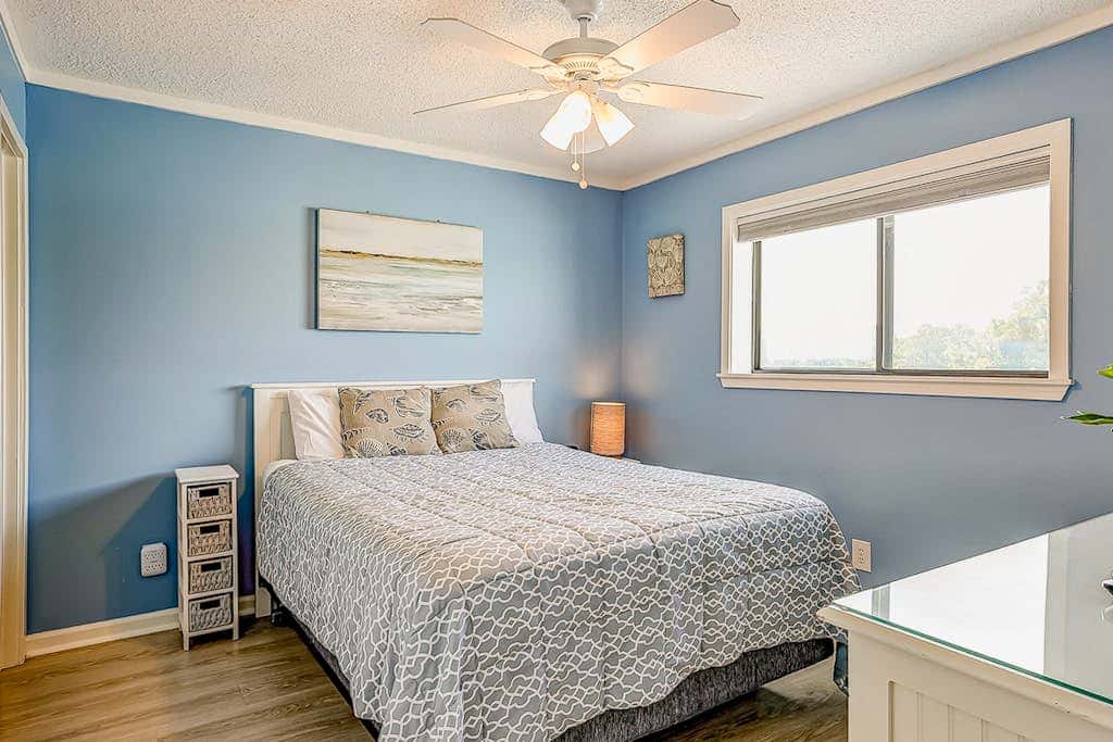 2-bedroom beachside condo with balcony, pools, & WiFi - near golf & beach