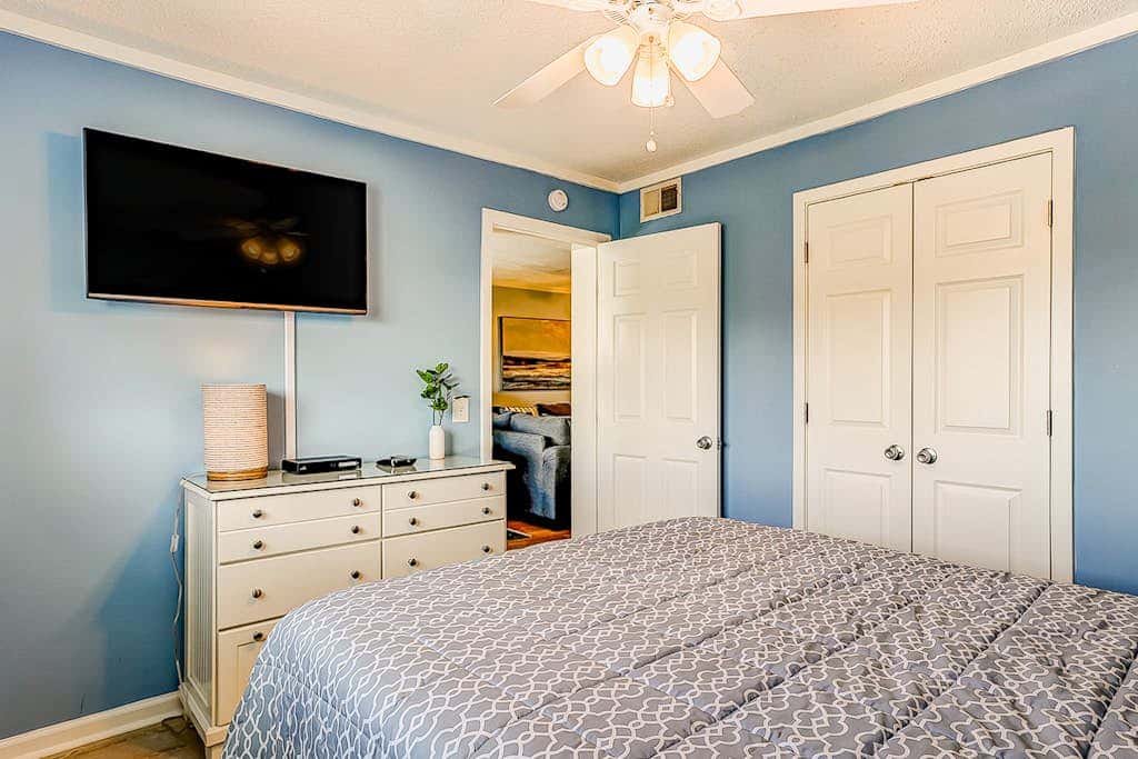 2-bedroom beachside condo with balcony, pools, & WiFi - near golf & beach