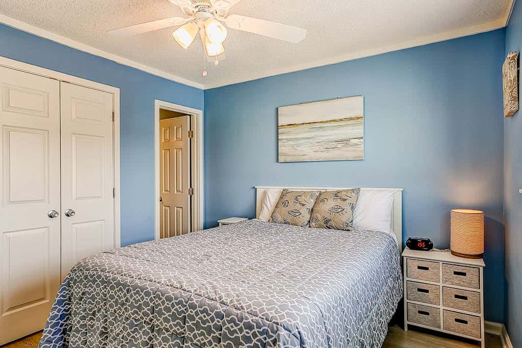 2-bedroom beachside condo with balcony, pools, & WiFi - near golf & beach