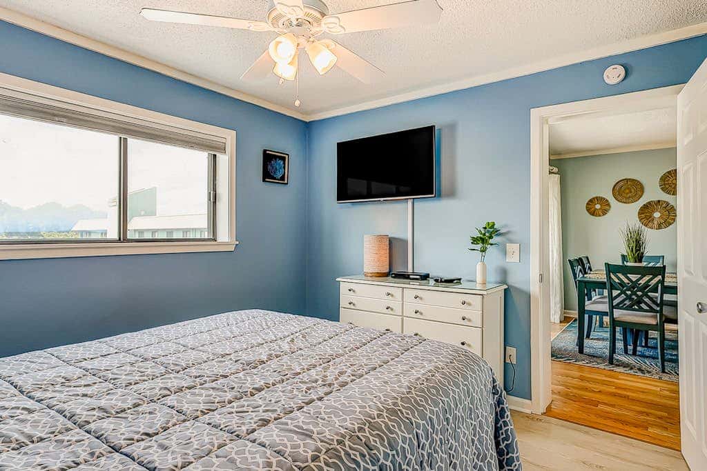2-bedroom beachside condo with balcony, pools, & WiFi - near golf & beach
