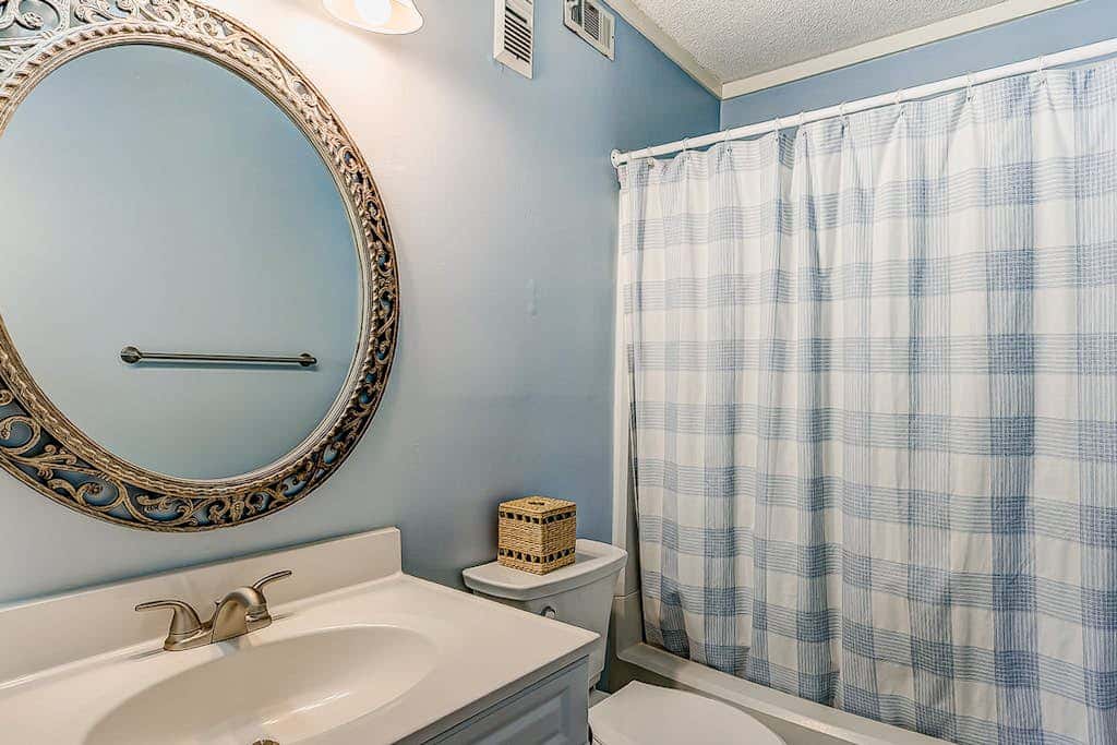 2-bedroom beachside condo with balcony, pools, & WiFi - near golf & beach