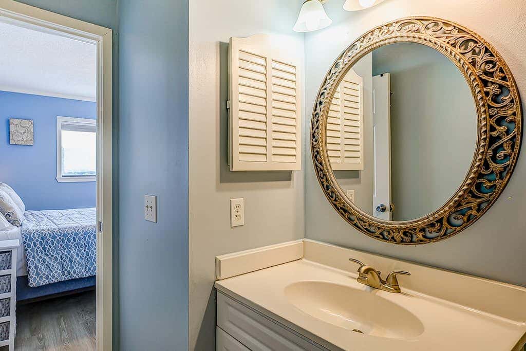 2-bedroom beachside condo with balcony, pools, & WiFi - near golf & beach