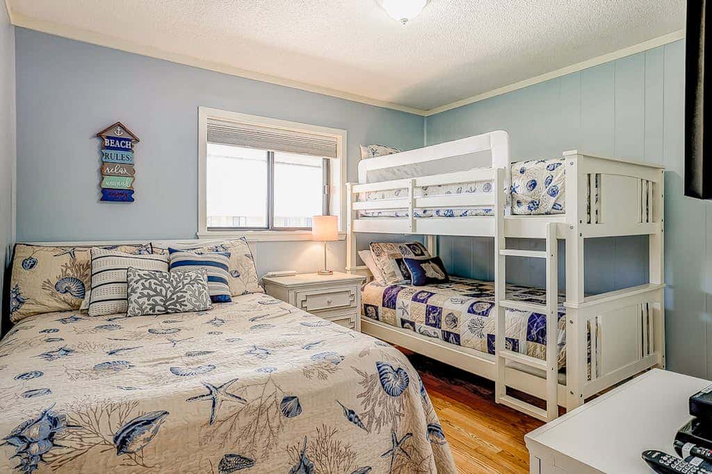 2-bedroom beachside condo with balcony, pools, & WiFi - near golf & beach