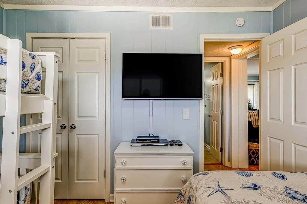 2-bedroom beachside condo with balcony, pools, & WiFi - near golf & beach