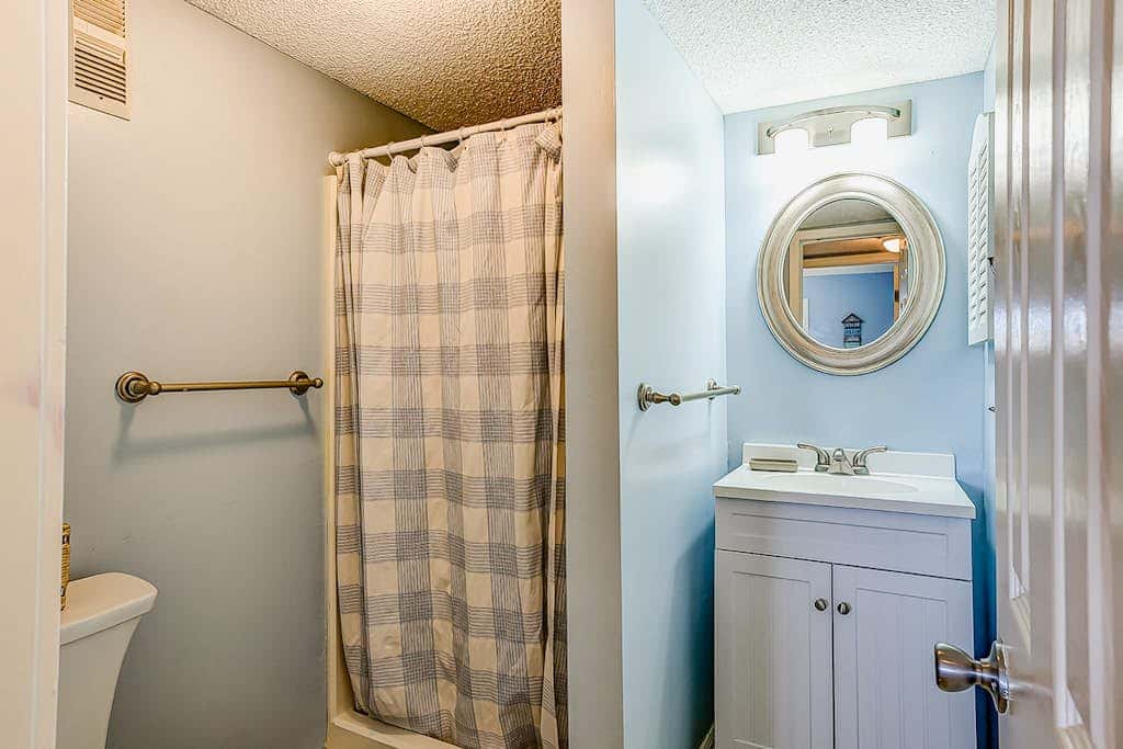 2-bedroom beachside condo with balcony, pools, & WiFi - near golf & beach