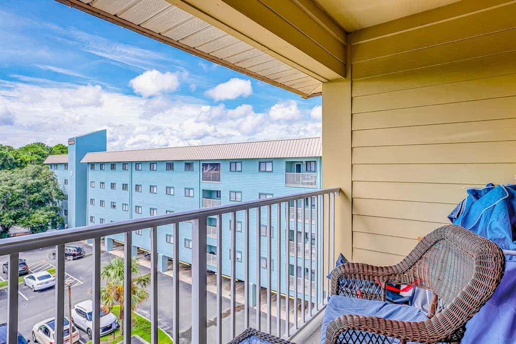 2-bedroom beachside condo with balcony, pools, & WiFi - near golf & beach