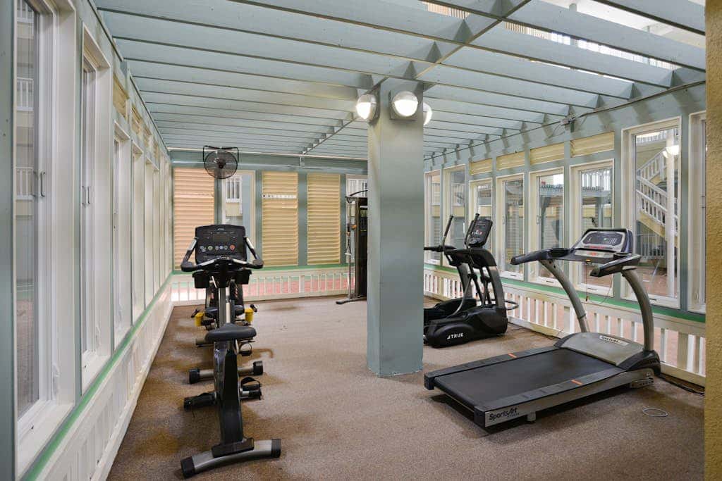 2-bedroom beachside condo with balcony, pools, & WiFi - near golf & beach