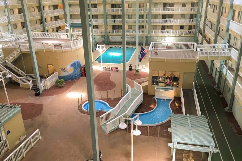 2-bedroom beachside condo with balcony, pools, & WiFi - near golf & beach