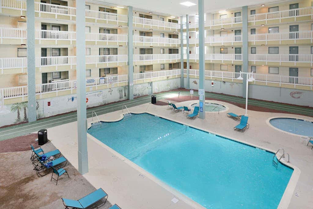 2-bedroom beachside condo with balcony, pools, & WiFi - near golf & beach
