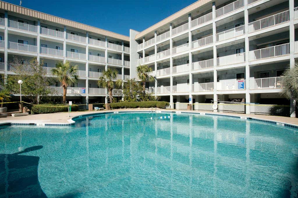 2-bedroom beachside condo with balcony, pools, & WiFi - near golf & beach