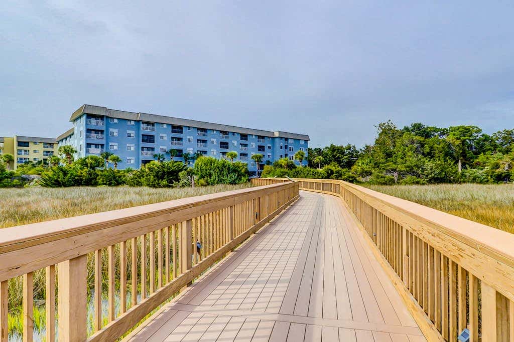2-bedroom beachside condo with balcony, pools, & WiFi - near golf & beach