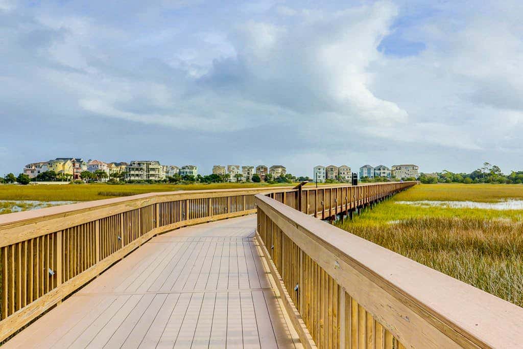 2-bedroom beachside condo with balcony, pools, & WiFi - near golf & beach