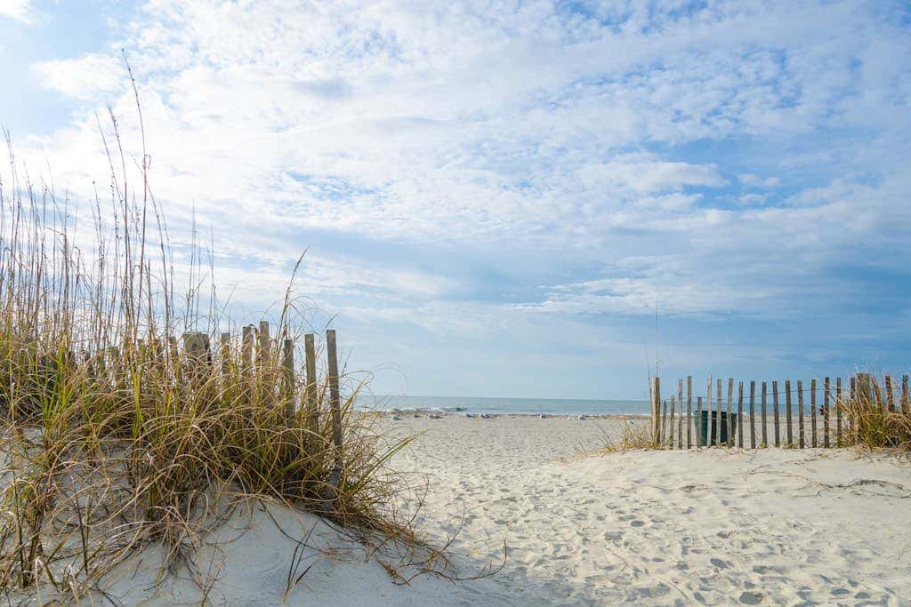 2-bedroom beachside condo with balcony, pools, & WiFi - near golf & beach