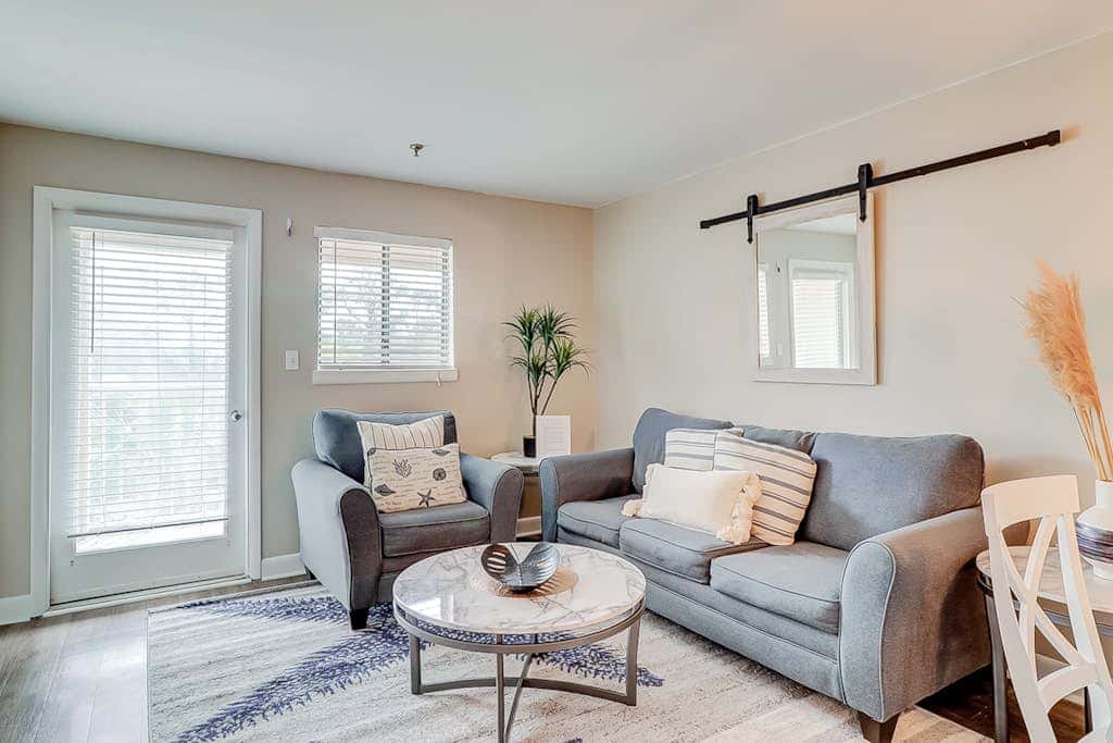 Charming condo with shared pools and hot tub, high-speed WiFi, and central AC