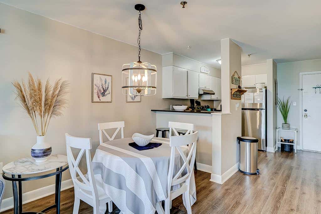 Charming condo with shared pools and hot tub, high-speed WiFi, and central AC