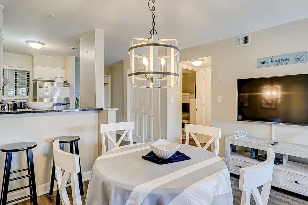 Charming condo with shared pools and hot tub, high-speed WiFi, and central AC