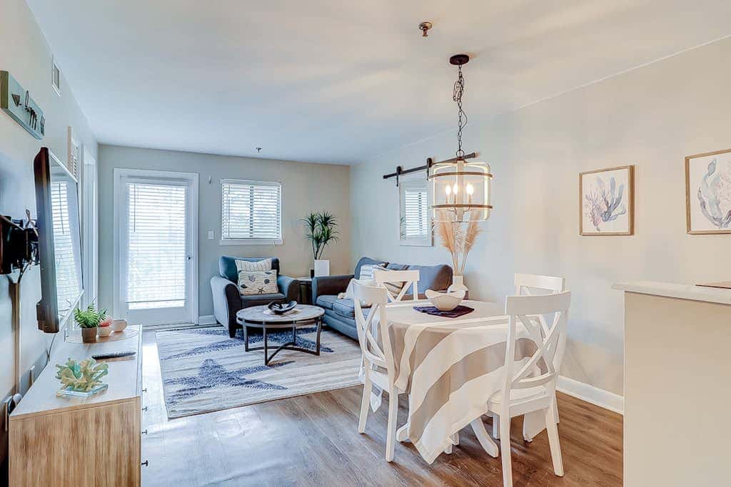 Charming condo with shared pools and hot tub, high-speed WiFi, and central AC