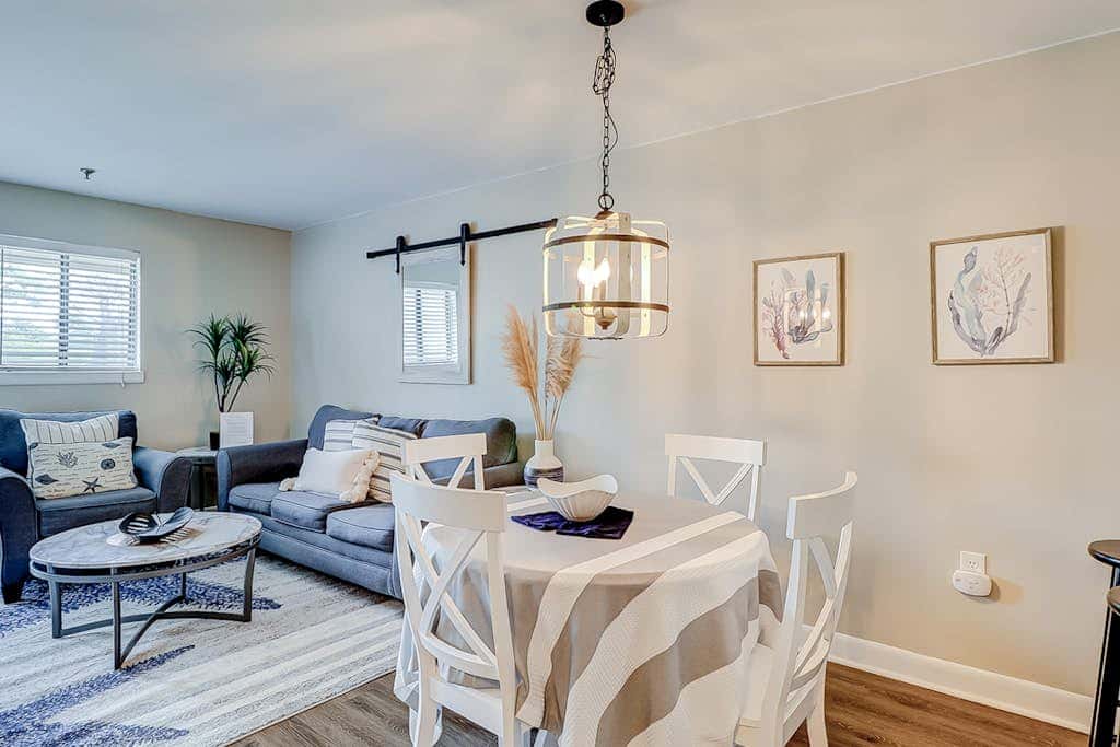 Charming condo with shared pools and hot tub, high-speed WiFi, and central AC