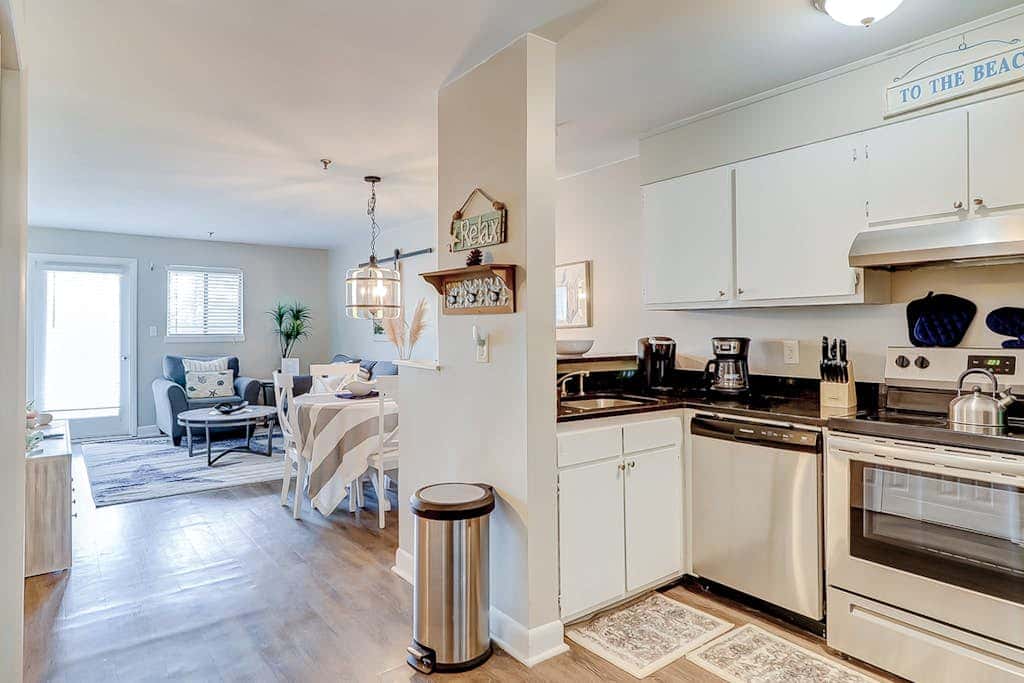 Charming condo with shared pools and hot tub, high-speed WiFi, and central AC
