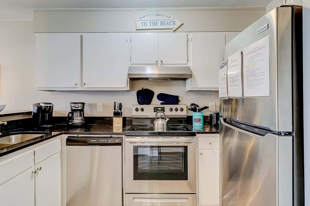Charming condo with shared pools and hot tub, high-speed WiFi, and central AC