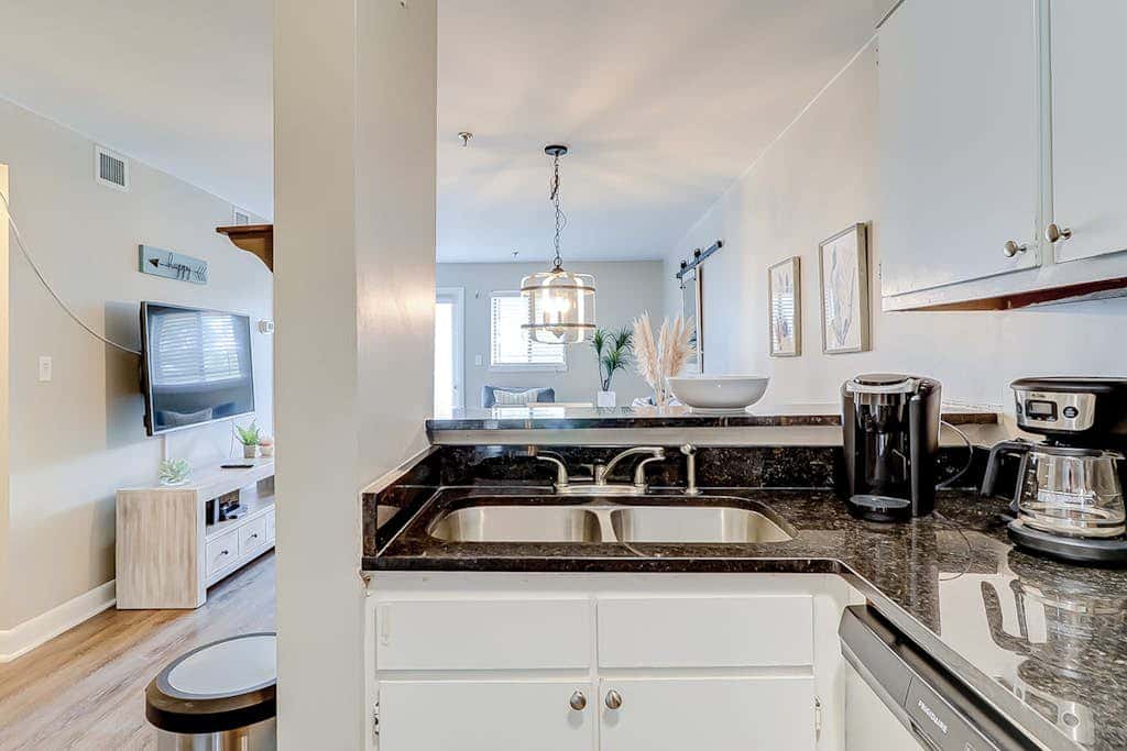 Charming condo with shared pools and hot tub, high-speed WiFi, and central AC
