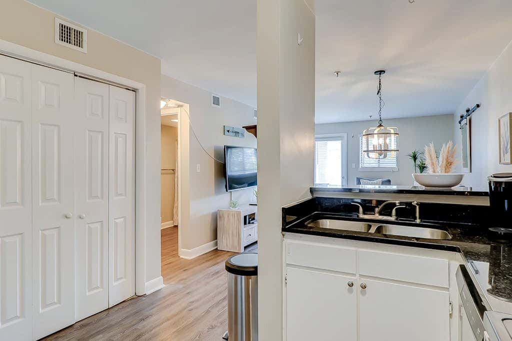 Charming condo with shared pools and hot tub, high-speed WiFi, and central AC