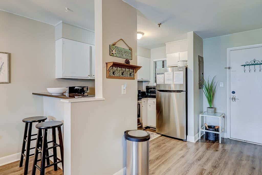 Charming condo with shared pools and hot tub, high-speed WiFi, and central AC