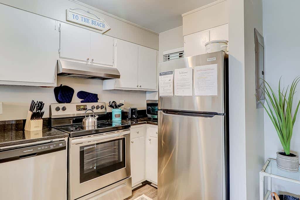 Charming condo with shared pools and hot tub, high-speed WiFi, and central AC