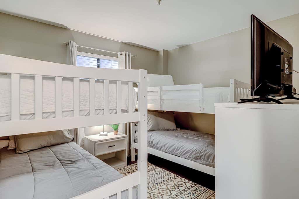 Charming condo with shared pools and hot tub, high-speed WiFi, and central AC
