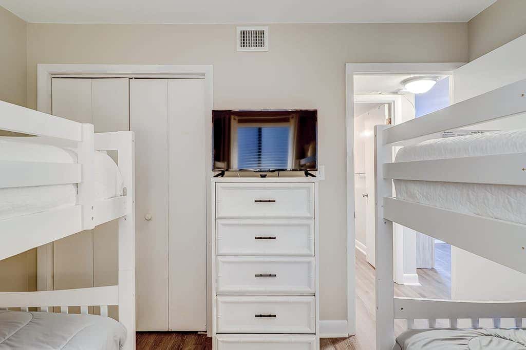 Charming condo with shared pools and hot tub, high-speed WiFi, and central AC