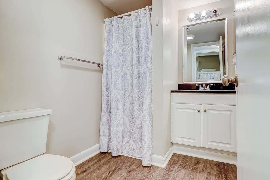 Charming condo with shared pools and hot tub, high-speed WiFi, and central AC