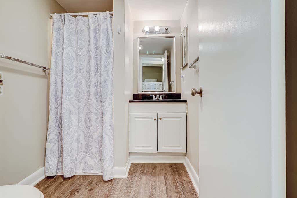 Charming condo with shared pools and hot tub, high-speed WiFi, and central AC