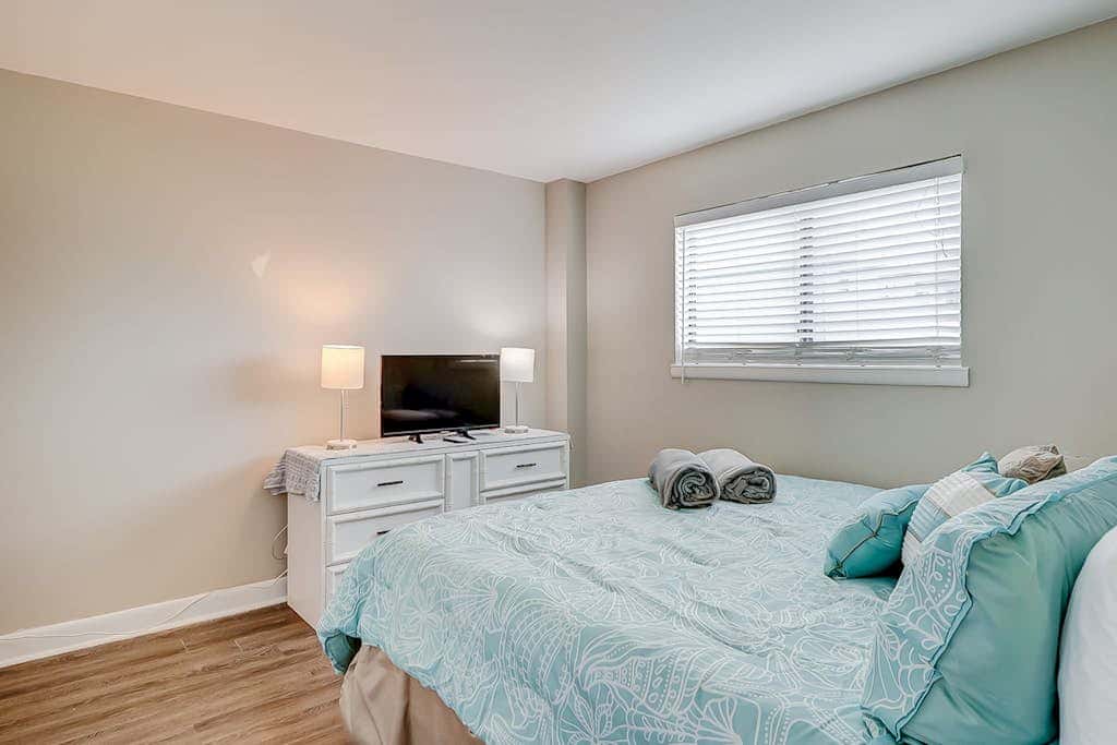 Charming condo with shared pools and hot tub, high-speed WiFi, and central AC