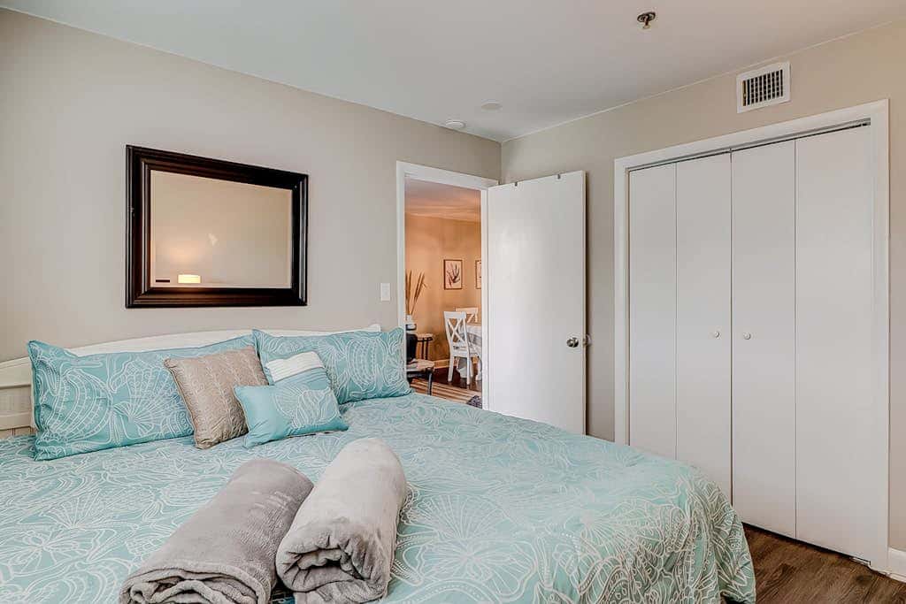 Charming condo with shared pools and hot tub, high-speed WiFi, and central AC