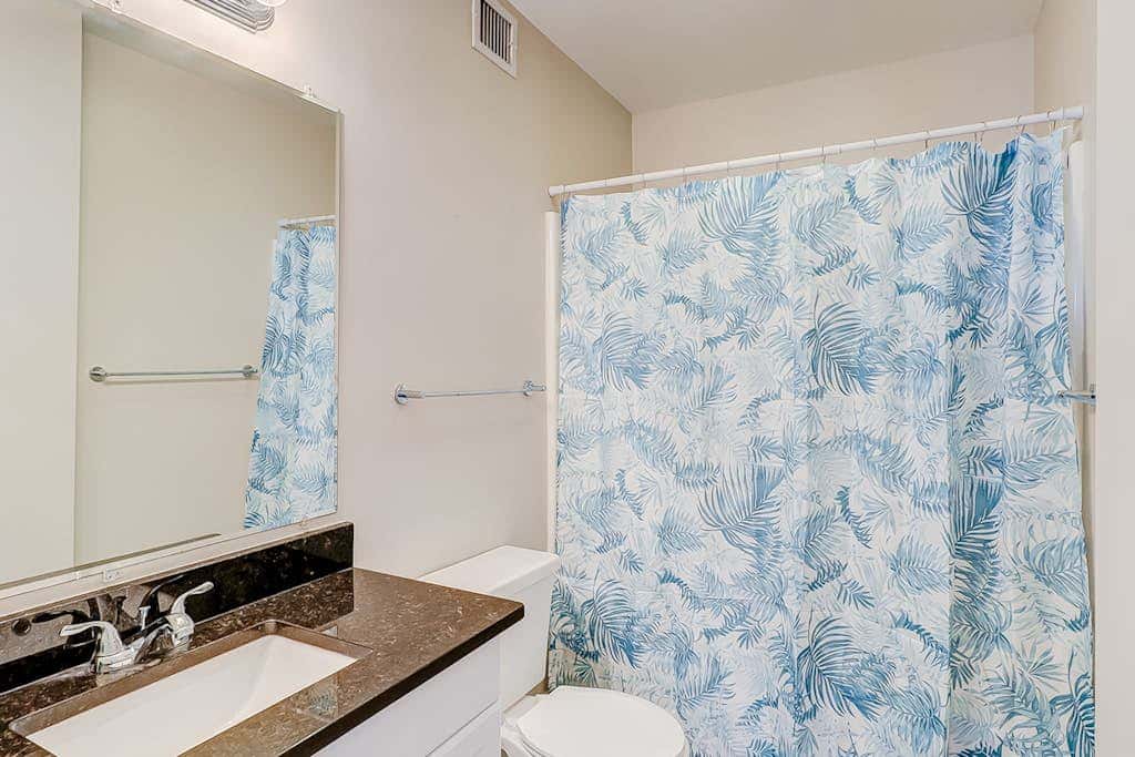 Charming condo with shared pools and hot tub, high-speed WiFi, and central AC