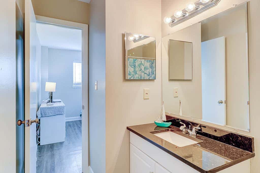 Charming condo with shared pools and hot tub, high-speed WiFi, and central AC