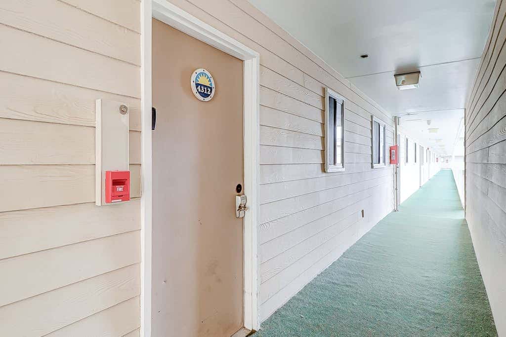 Charming condo with shared pools and hot tub, high-speed WiFi, and central AC