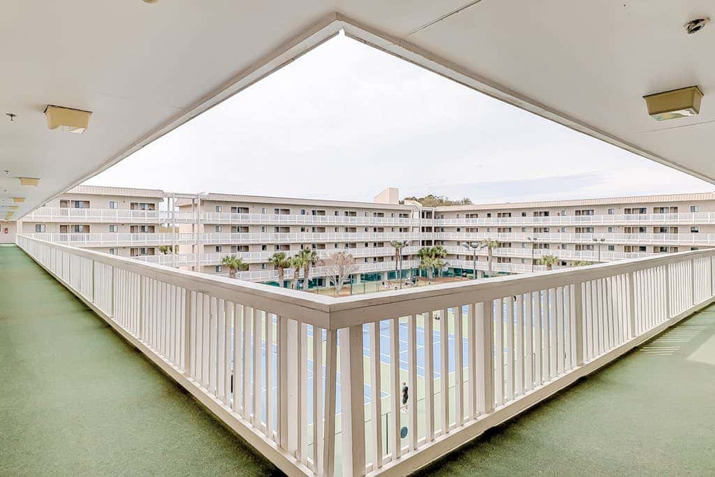 Charming condo with shared pools and hot tub, high-speed WiFi, and central AC