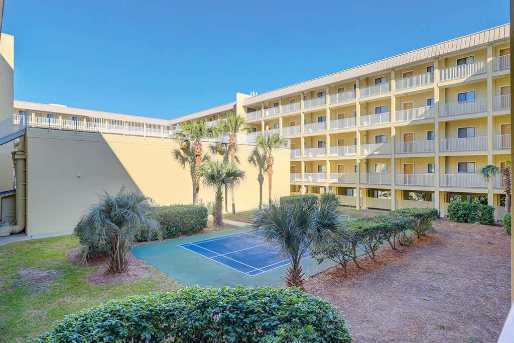 Charming condo with shared pools and hot tub, high-speed WiFi, and central AC
