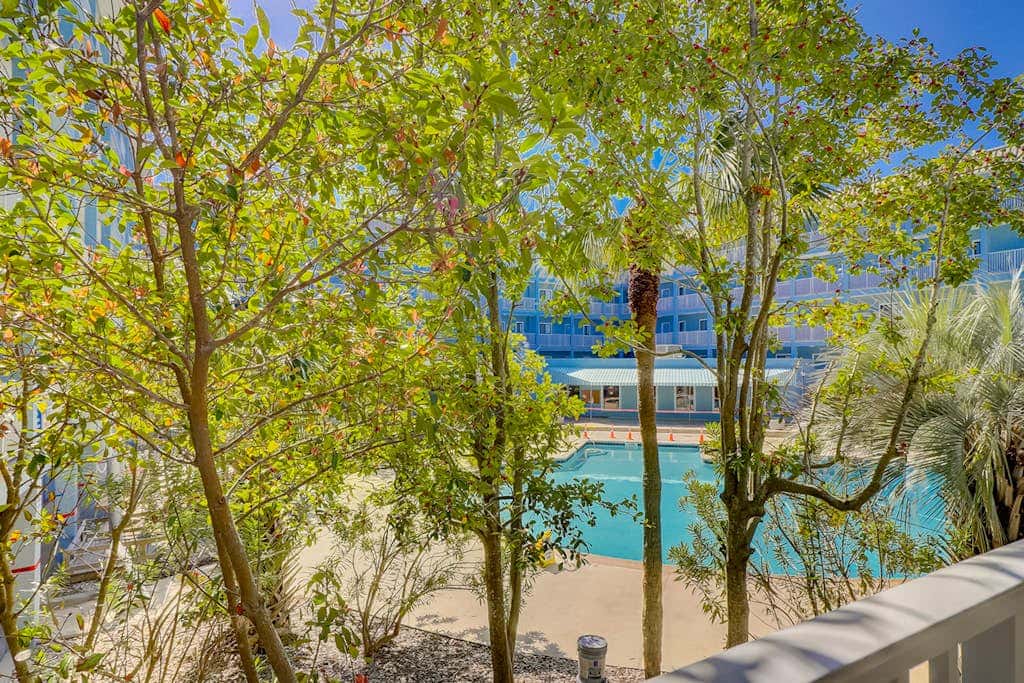 Charming condo with shared pools and hot tub, high-speed WiFi, and central AC