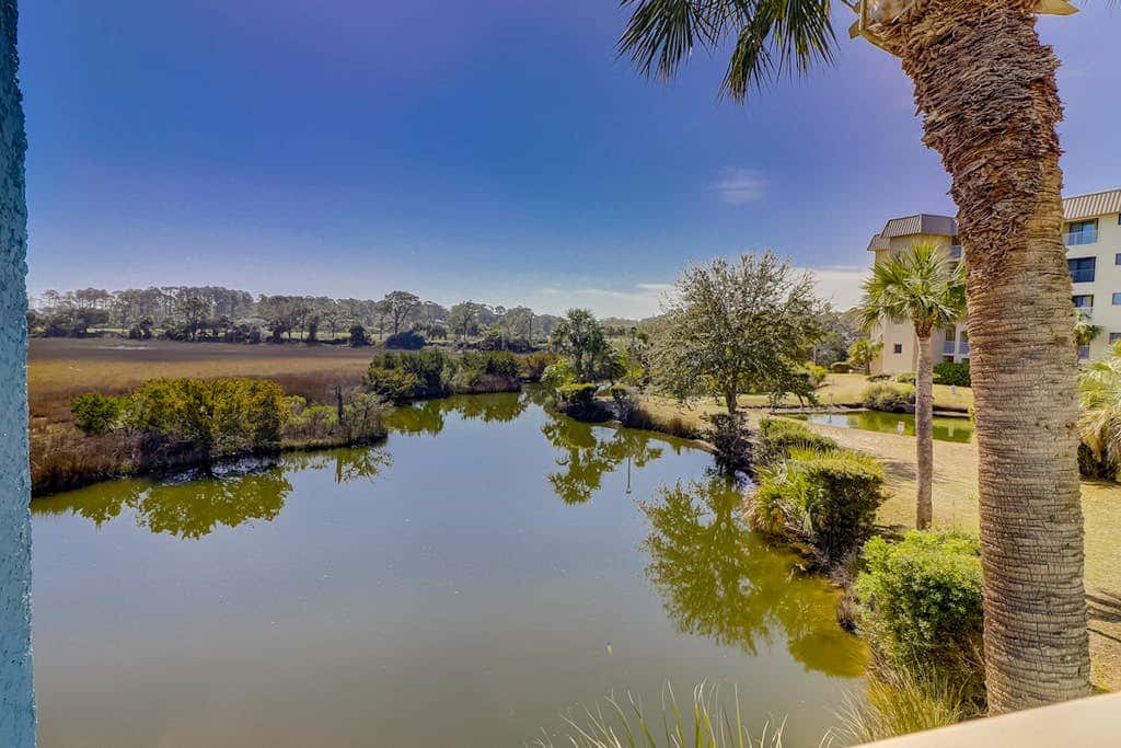 Charming condo with shared pools and hot tub, high-speed WiFi, and central AC