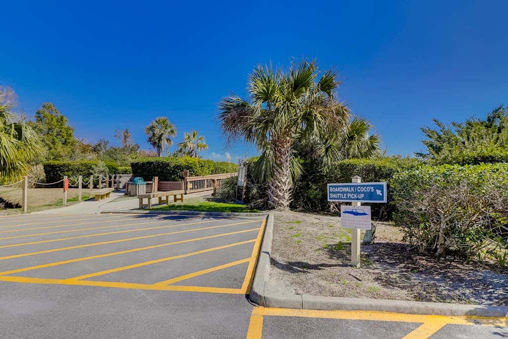 Charming condo with shared pools and hot tub, high-speed WiFi, and central AC