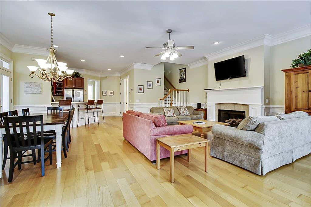 Dog friendly home with private pool, WiFi, WD & central AC snowbird friendly