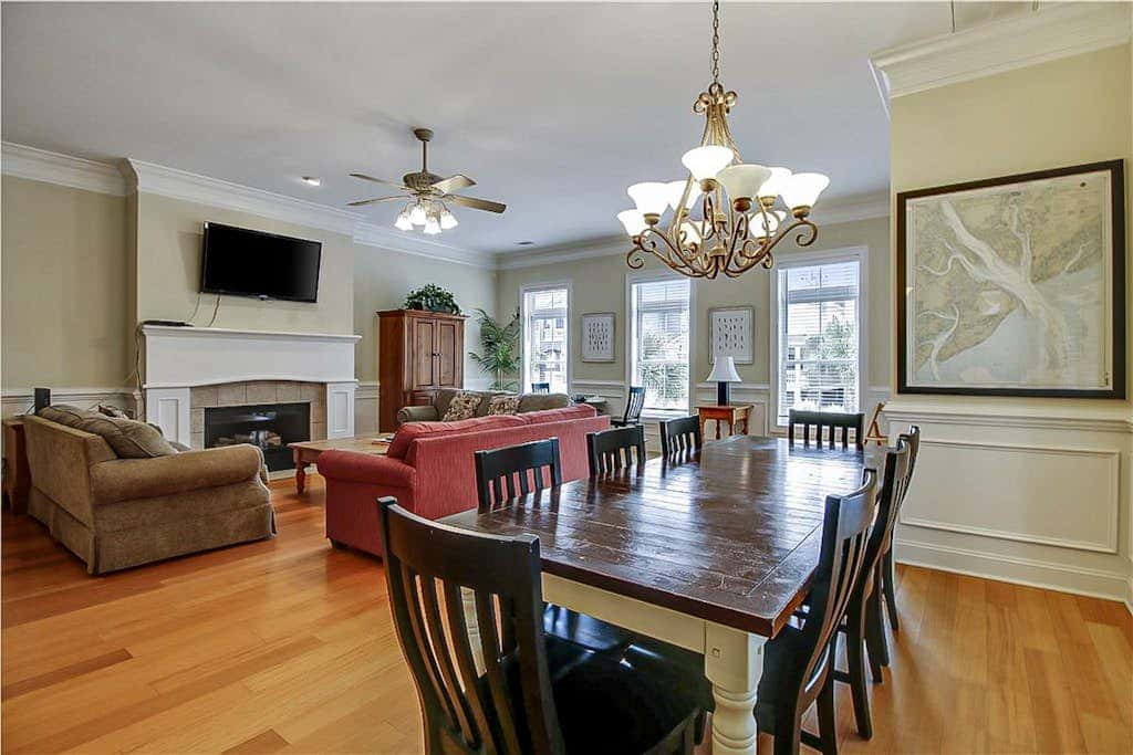 Dog friendly home with private pool, WiFi, WD & central AC snowbird friendly